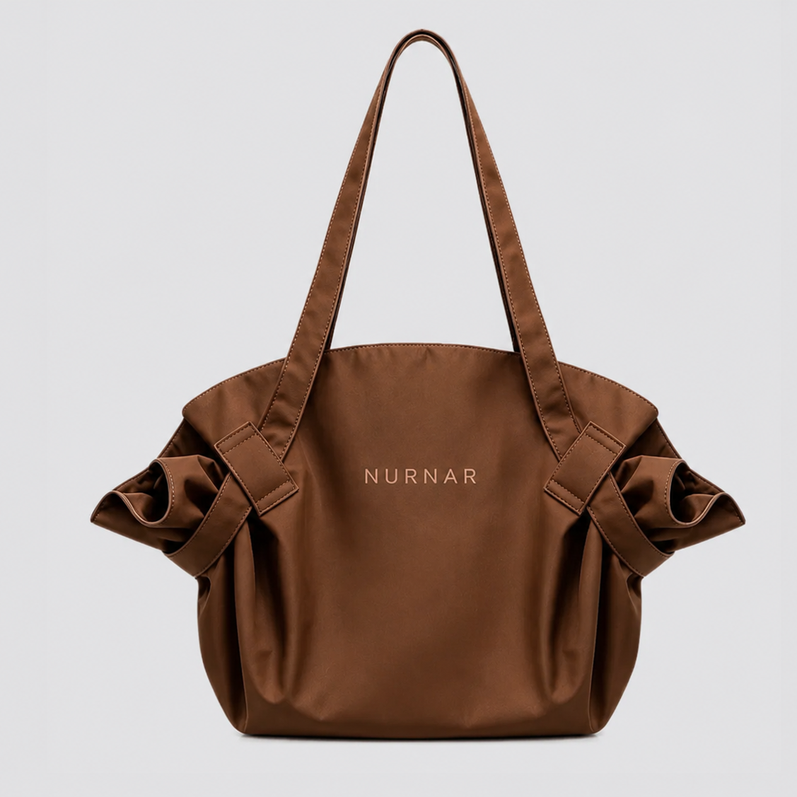 Bolsa NURNAR marrón sobre fondo blanco