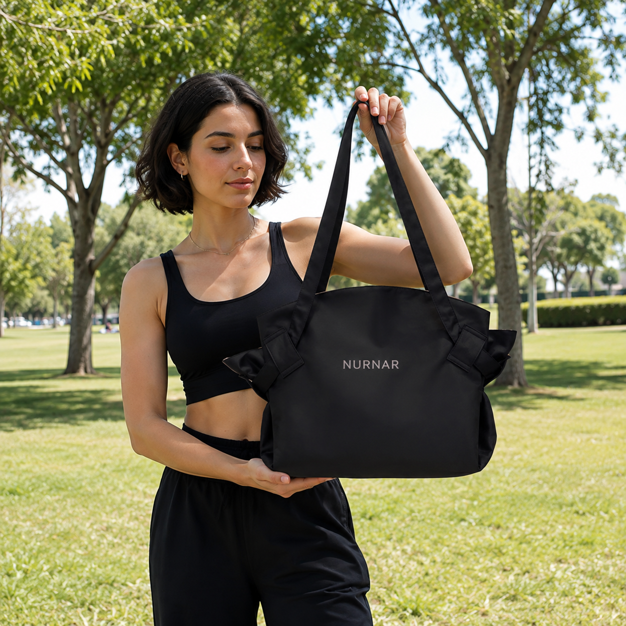 Mujer sosteniendo la bolsa NURNAR