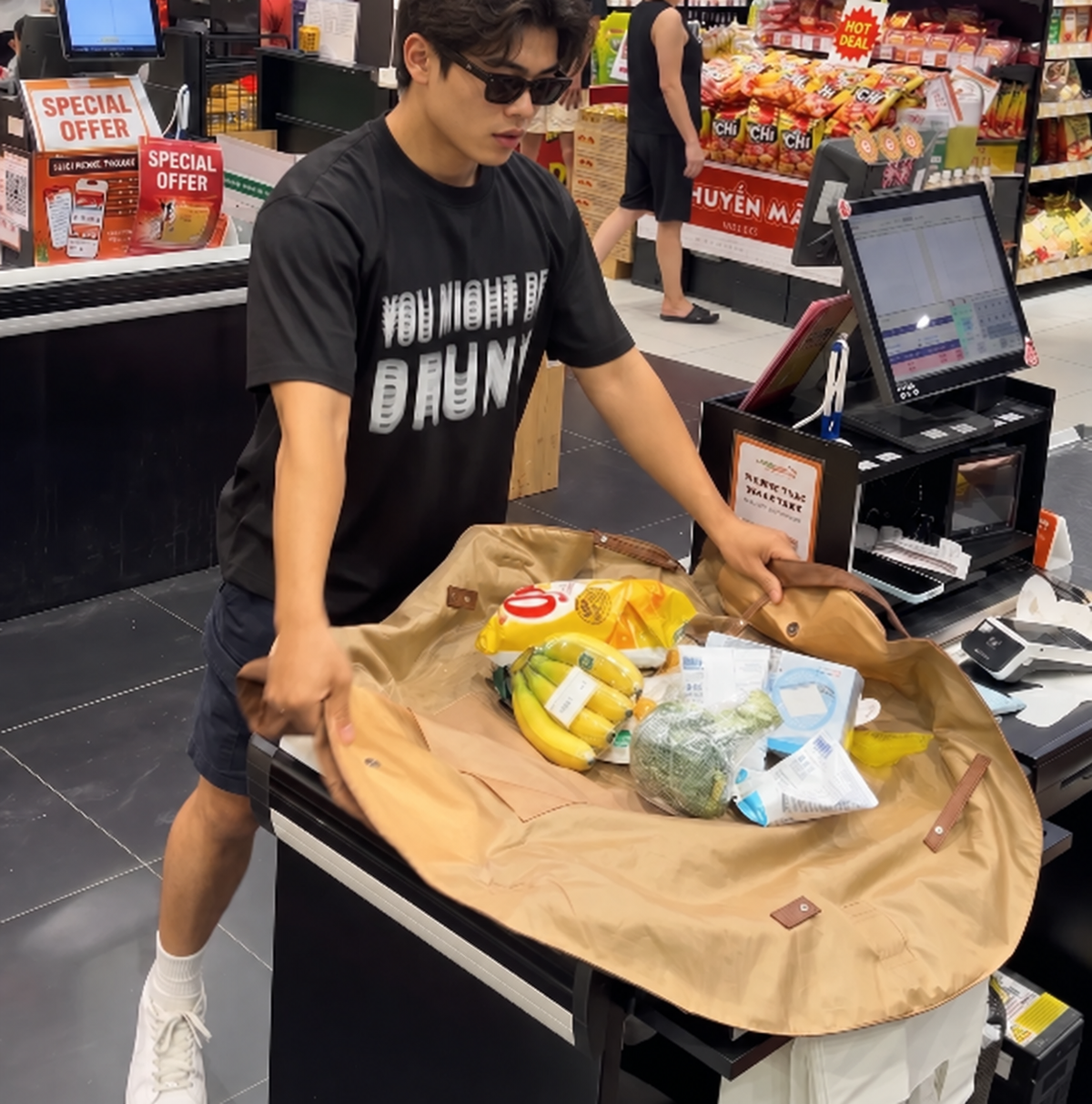 Amigo llevando la compra en la bolsa NURNAR marrón en el supermercado